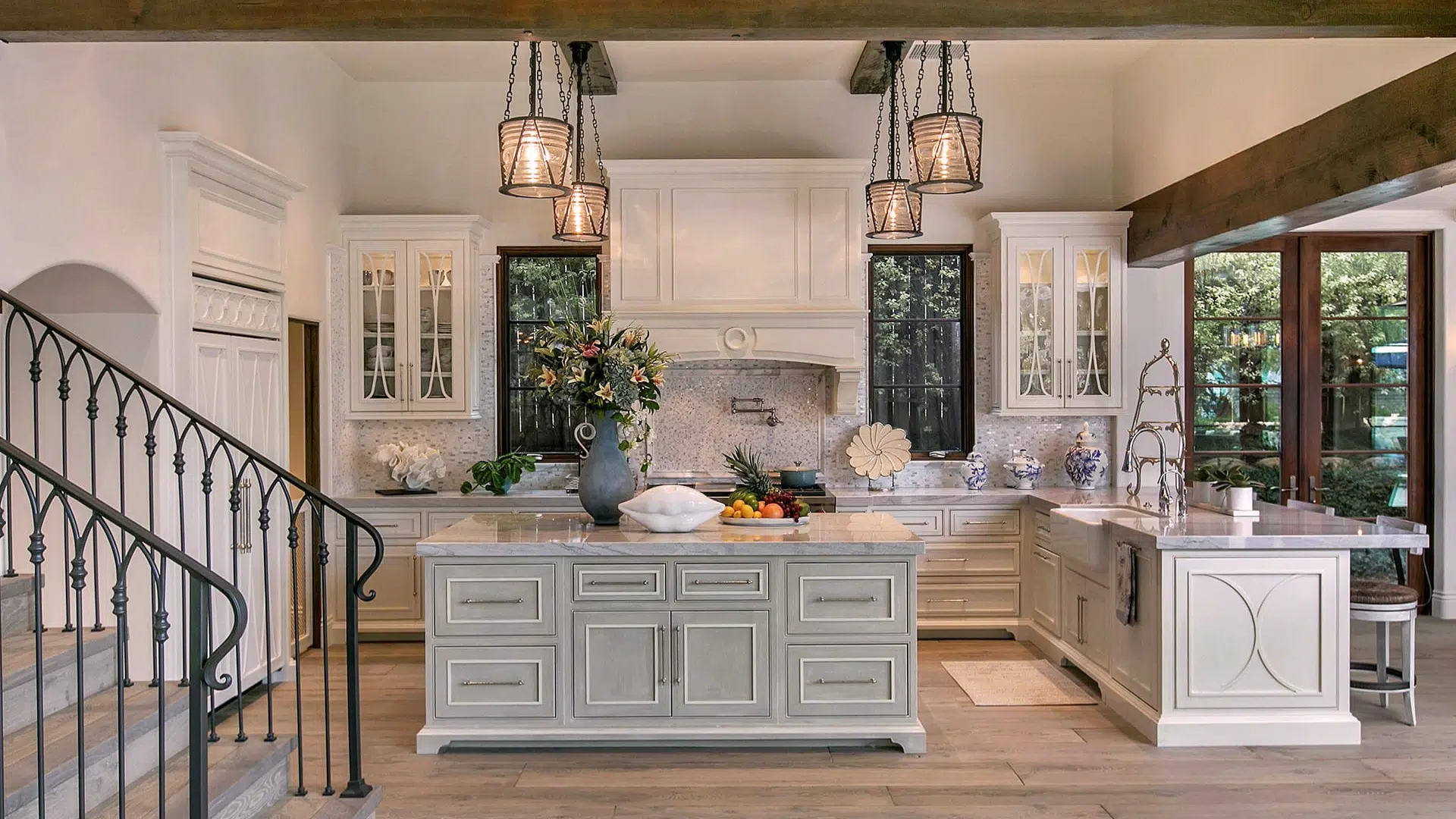 How to Mix Large and Small Decor Pieces?